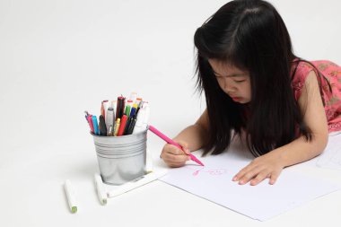 Beyaz arkaplana resim çizen Asyalı kız..