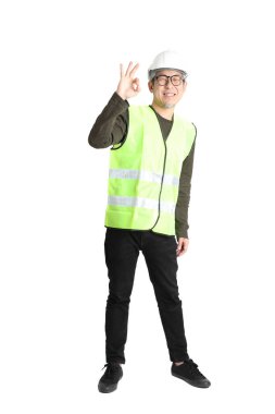 Beyaz arka planda işçi üniforması giyen kıdemli Asyalı adam..