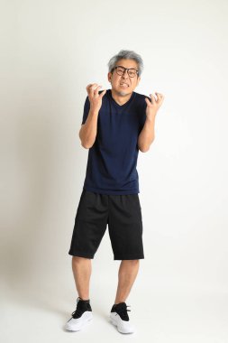 Beyaz arka planda spor giysileri olan Asyalı son sınıf öğrencisi..