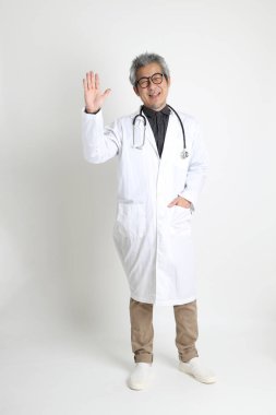 Beyaz arka plandaki kıdemli Asyalı doktor..
