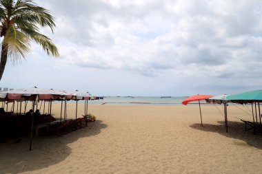 Chonburi, Tayland - 3 Nisan 2021: Chonburi, Tayland 'daki Pattaya Sahili manzarası.