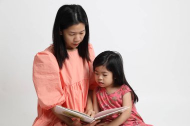 Beyaz arka plandaki Asyalı aile..