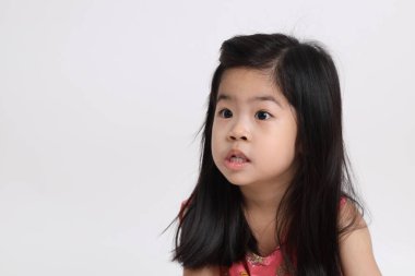 Beyaz arka plandaki Asyalı çocuk..