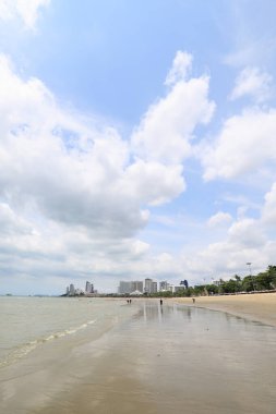 Chonburi, Tayland - 3 Nisan 2021: Chonburi, Tayland 'daki Pattaya Sahili manzarası.