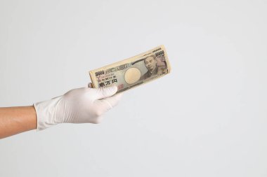 Beyaz arka planda eldivenli insan eli.