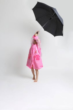 Yağmurluklu Asyalı çocuk..