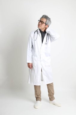 Beyaz arka plandaki kıdemli Asyalı doktor..