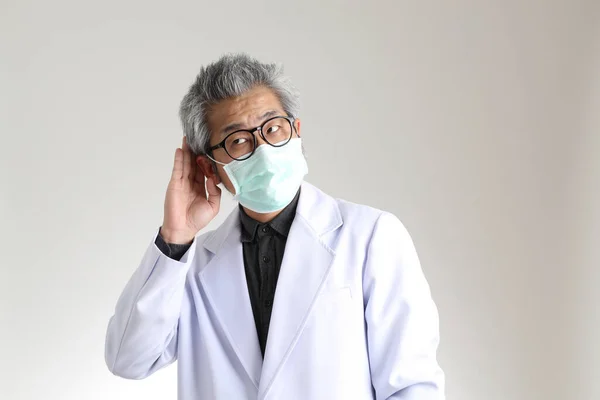 Medico Asiatico Anziano Con Maschera Sullo Sfondo Bianco — Foto Stock