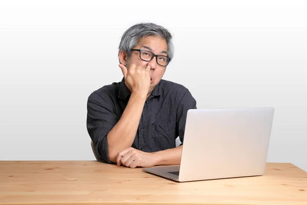 Senior Aziatische Man Zit Aan Het Bureau — Stockfoto