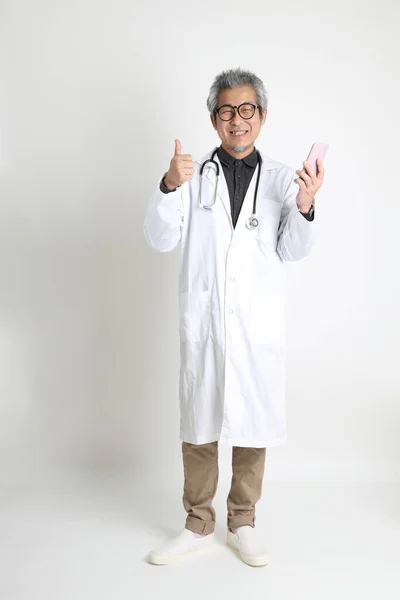 Médico Asiático Senior Fondo Blanco — Foto de Stock