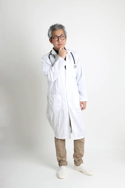 Médico Asiático Senior Fondo Blanco — Foto de Stock