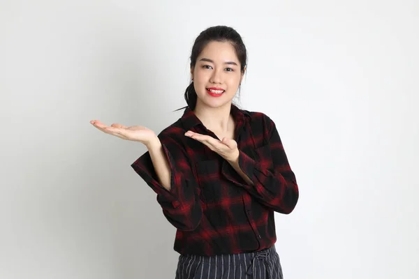 Jonge Aziatische Vrouw Met Casual Kleding Witte Achtergrond — Stockfoto