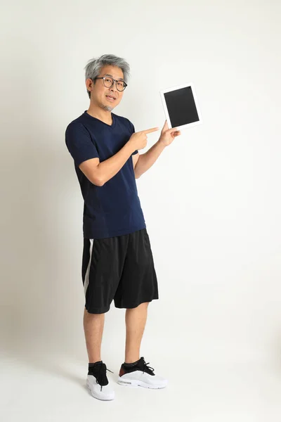 Vieil Homme Asiatique Avec Des Vêtements Sport Sur Fond Blanc — Photo