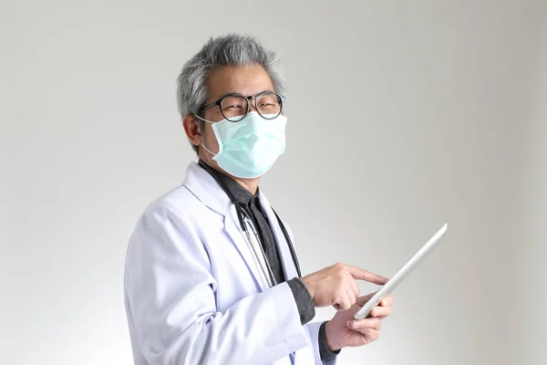 Vezető Ázsiai Orvos Maszkkal Fehér Háttér — Stock Fotó