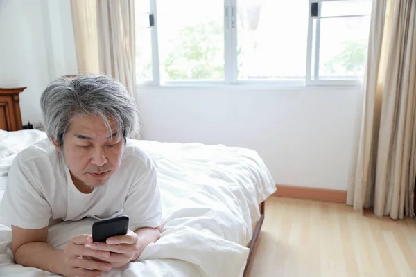 Hombre Asiático Senior Dormitorio — Foto de Stock