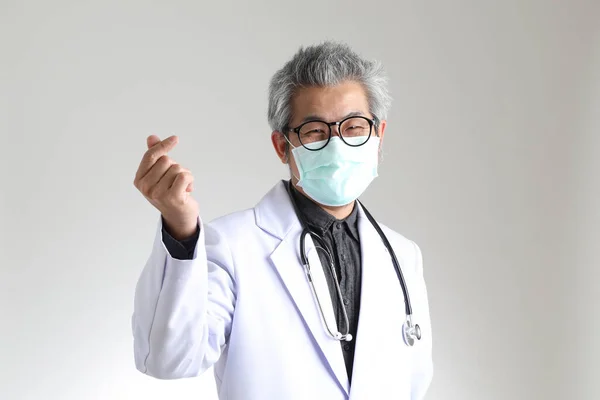 Médico Asiático Senior Con Máscara Fondo Blanco —  Fotos de Stock