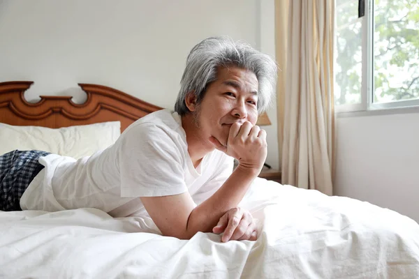 Idősebb Ázsiai Férfi Hálószobában — Stock Fotó