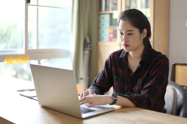 Mujer Asiática Trabajando Desde Casa — Foto de Stock