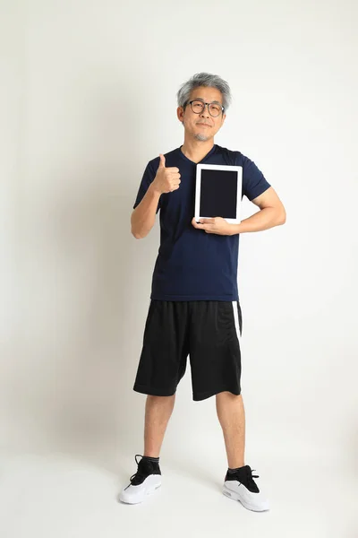 Vieil Homme Asiatique Avec Des Vêtements Sport Sur Fond Blanc — Photo