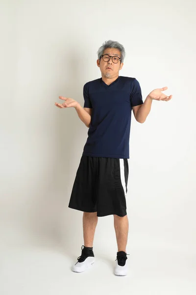 Der Asiatische Senior Mit Sportkleidung Auf Weißem Hintergrund — Stockfoto