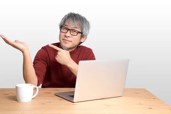 Aziatische Man Die Aan Het Bureau Werkt — Stockfoto