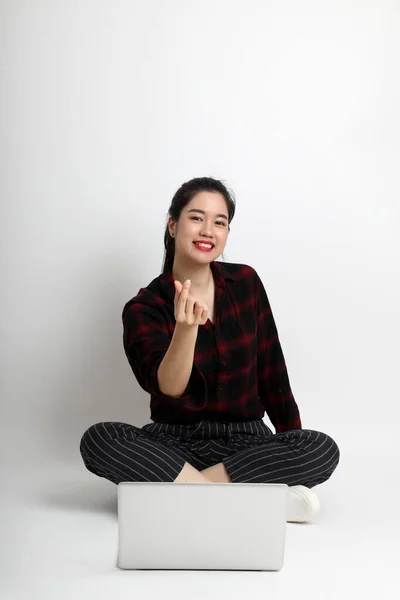 Jovem Mulher Asiática Com Roupas Casuais Fundo Branco — Fotografia de Stock