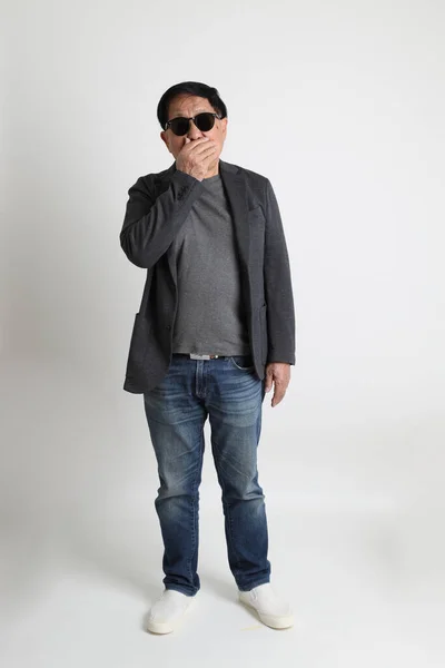 Homem Sênior Asiático Com Óculos Sol Fundo Branco — Fotografia de Stock