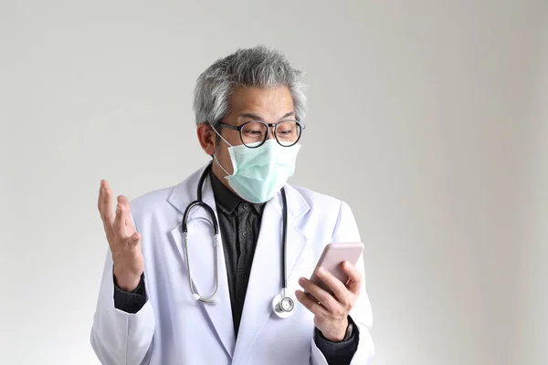 Medico Asiatico Anziano Con Maschera Sullo Sfondo Bianco — Foto Stock