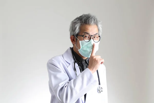 Médico Asiático Senior Con Máscara Fondo Blanco —  Fotos de Stock