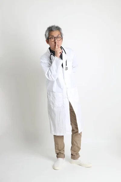 Médico Asiático Senior Fondo Blanco — Foto de Stock