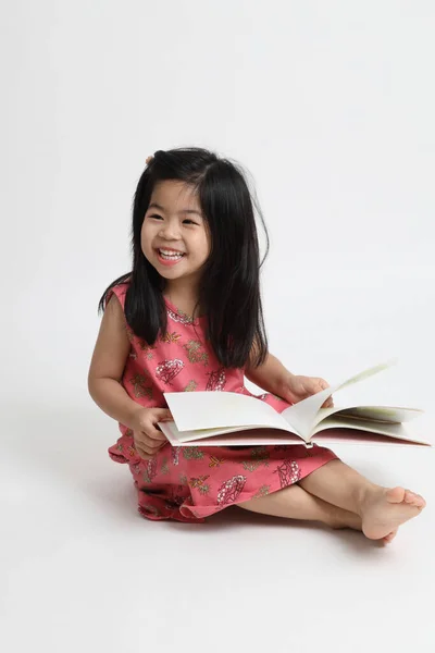 Menina Asiática Lendo Livro Sobre Fundo Branco — Fotografia de Stock