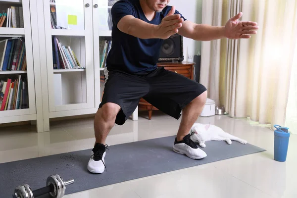 Homem Asiático Sênior Fazendo Exercício Sala Estar — Fotografia de Stock