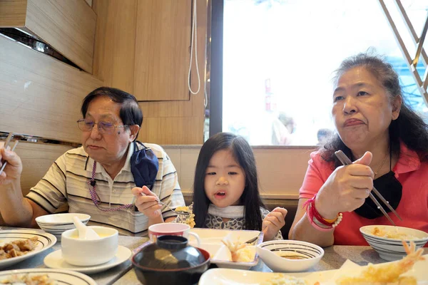 Die Asiatische Familie Beim Mittagessen Restaurant — Stockfoto