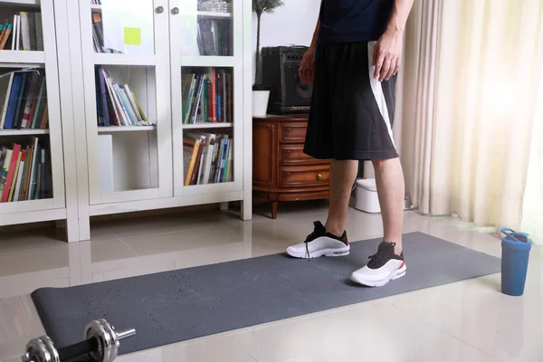 Uomo Asiatico Anziano Che Allenamento Salotto — Foto Stock