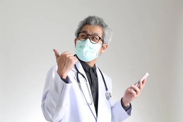 Medico Asiatico Anziano Con Maschera Sullo Sfondo Bianco — Foto Stock