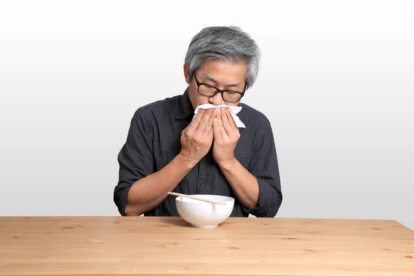 Pria Asia Senior Makan Mie Dengan Latar Belakang Putih — Stok Foto