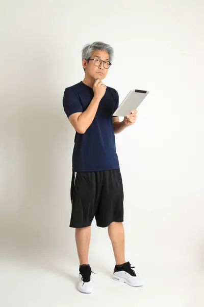 Ázsiai Idősebb Férfi Sportruhában Fehér Háttéren — Stock Fotó