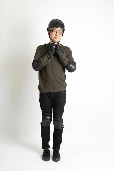 Asijský Muž Ochranným Oděvem Stojící Bílém Pozadí — Stock fotografie