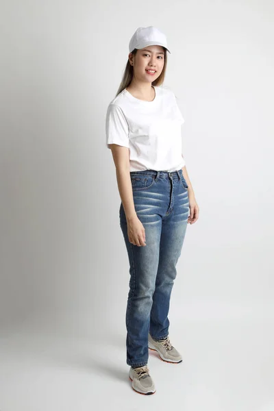 Jonge Aziatische Vrouw Poseren Witte Achtergrond — Stockfoto