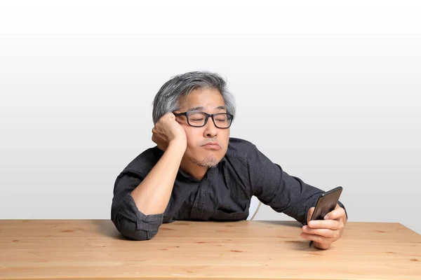 Homem Asiático Sênior Sentado Mesa — Fotografia de Stock