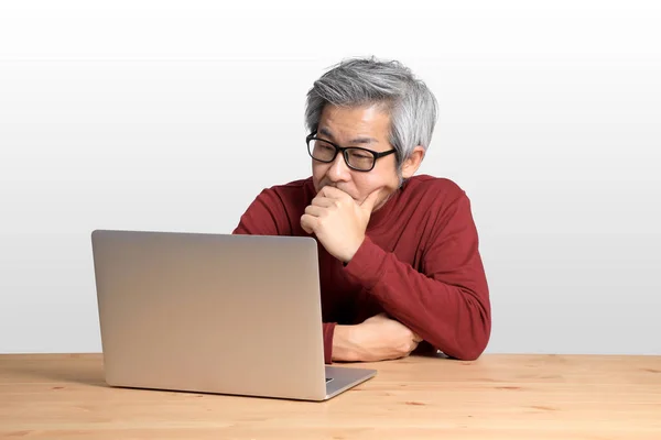 Uomo Anziano Asiatico Seduto Alla Scrivania Sullo Sfondo Bianco — Foto Stock