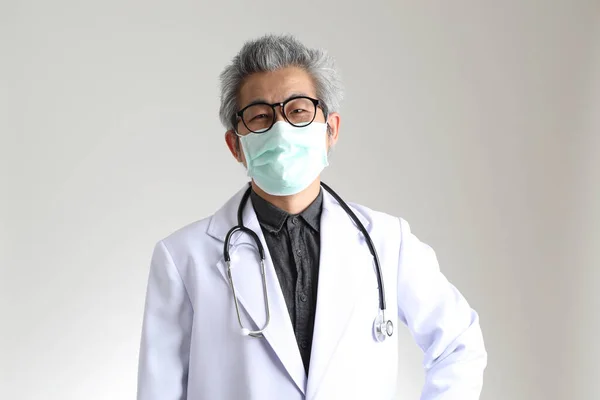 Medico Asiatico Anziano Con Maschera Sullo Sfondo Bianco — Foto Stock