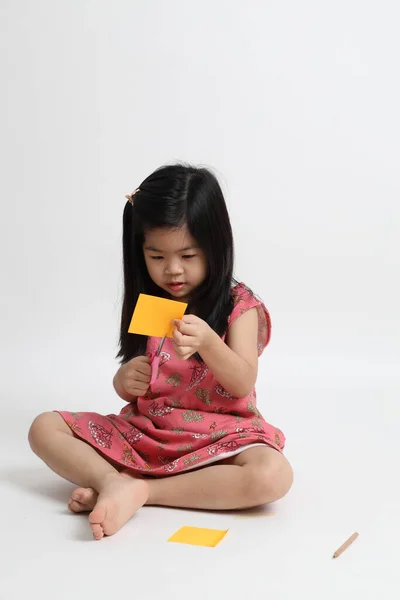 Menina Asiática Usando Tesoura Para Cortar Papel — Fotografia de Stock