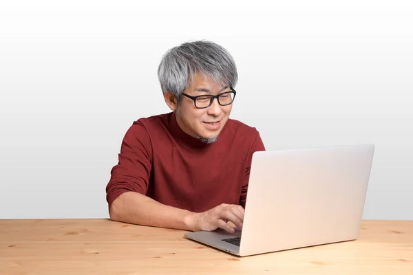 Aziatische Man Die Aan Het Bureau Werkt — Stockfoto