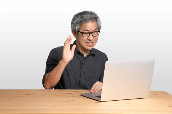 Senior Aziatische Man Zit Aan Het Bureau — Stockfoto