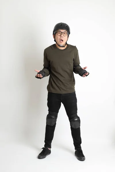 Der Asiatische Mann Mit Schutzkleidung Steht Auf Weißem Hintergrund — Stockfoto