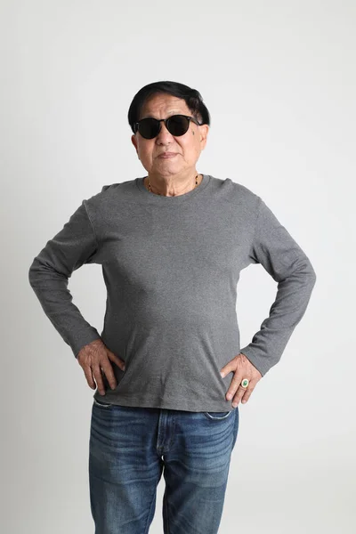 Azjatycki Senior Okularach Przeciwsłonecznych Białym Tle — Zdjęcie stockowe
