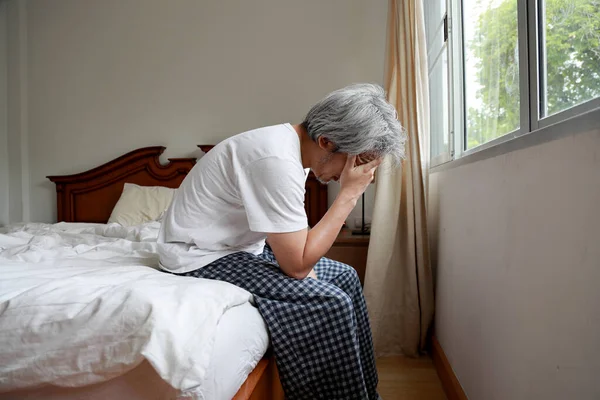 Hombre Asiático Senior Dormitorio — Foto de Stock