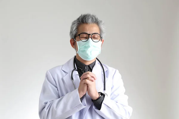 Medico Asiatico Anziano Con Maschera Sullo Sfondo Bianco — Foto Stock