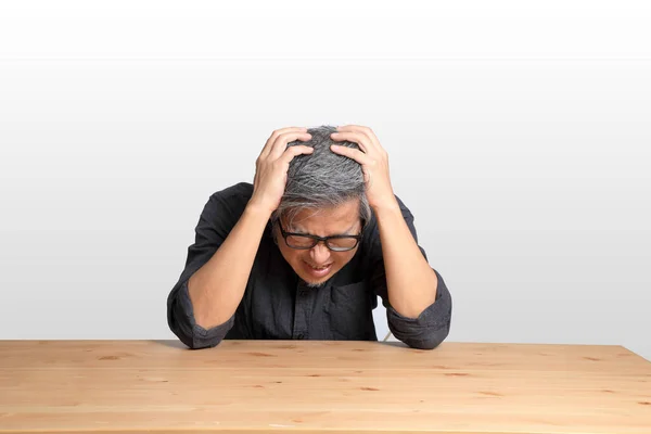 Homem Asiático Sênior Sentado Mesa — Fotografia de Stock